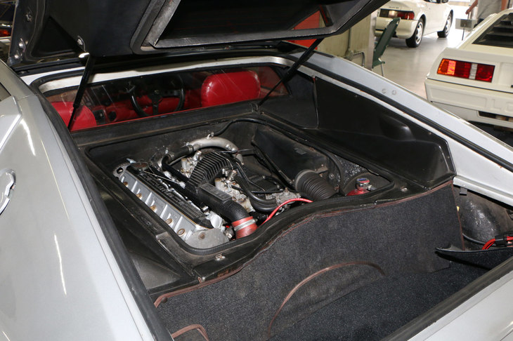 「ロータス・エスプリ ターボ」のエンジンルーム。ミドシップに縦置きされる2.2リッター直列4気筒DOHCターボエンジンを拝むことができた。