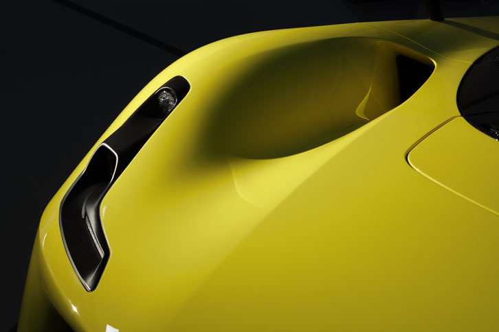 内外装ともに、トリノのグランストゥディオがデザインを担当した。