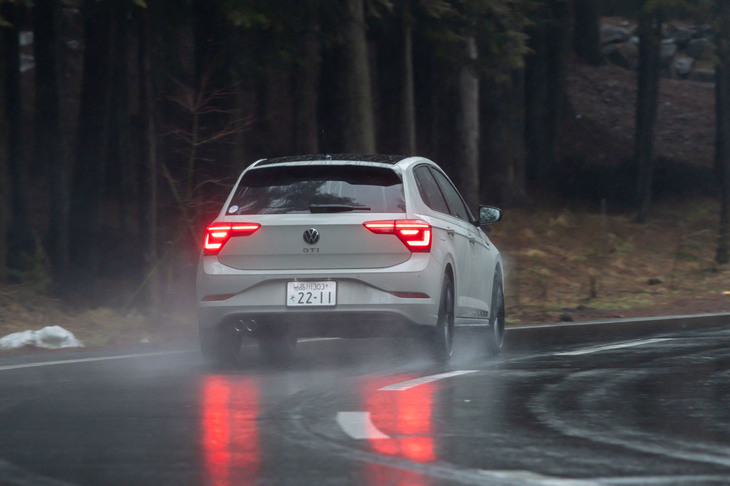 フロントがストラット、リアがトーションビームの足まわりには減衰力可変式ダンパーを装備している。