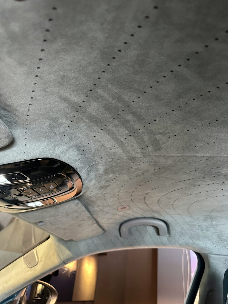 天井の内張りには、後述するジョルジェッティのカーペット「ネオメリス」と似た波模様が、レーザーカットで施されている。