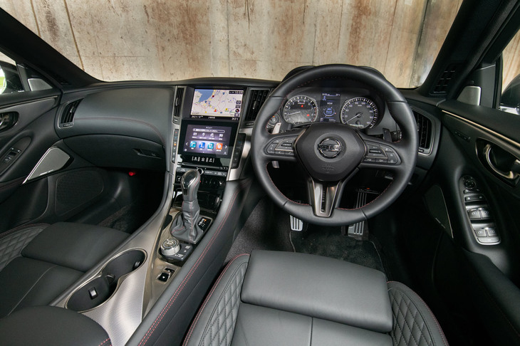 インテリアでは、各部に施された赤いステッチが特徴。フィニッシャーは本アルミとなっている。