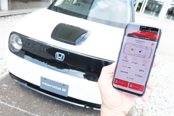 スマートフォンアプリを用いたエアコンの遠隔操作のデモンストレーション。