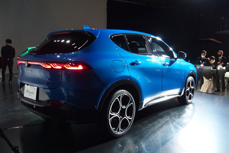 ボディーサイズは全長4530mm×全幅1835mm×全高1600mm。ステランティスグループの「スモールワイドプラットフォーム」をベースに開発された。写真の外板色「ミザーノブルー」は、導入記念モデル「Edizione Speciale（エディツィオーネ スペチアーレ）」の専用カラー。