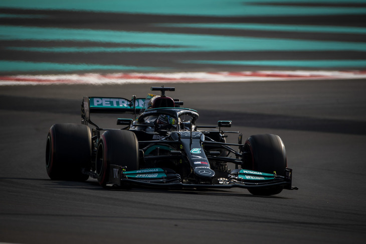 8つ目のタイトルを目前にして敗れたメルセデスのハミルトン（写真）。予選2位からトップに立ちレースの主導権を握ったが、終盤のセーフティーカーで番狂わせが起き、首位の座とチャンピオンの称号をフェルスタッペンに明け渡した。メルセデスは8年連続でコンストラクターズチャンピオンに輝いた。（Photo=Mercedes）
