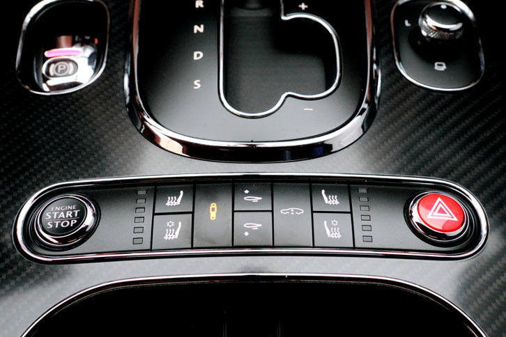 センターコンソールには、サスペンションやリアウイングの調節スイッチがレイアウトされる。周辺のパネル類は、カーボンファイバー製。