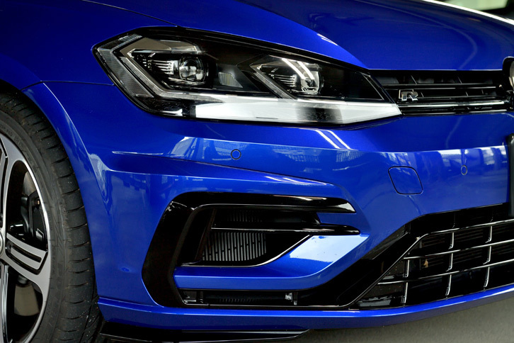 LEDヘッドライトにはハンドル操作に連動し、進行方向を明るく照らす「ダイナミックコーナリングライト」や対向車への眩惑（げんわく）を軽減する「ダイナミックライトアシスト」が備わる。