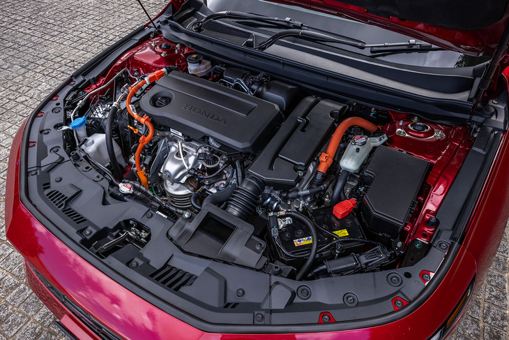 新型「アコード」では、2リッター直4直噴エンジンに2モーター内蔵のCVTを組み合わせたハイブリッドパワートレインのみをラインナップ。モーターは従来型の同軸モーターから平行軸モーターに変更されている。