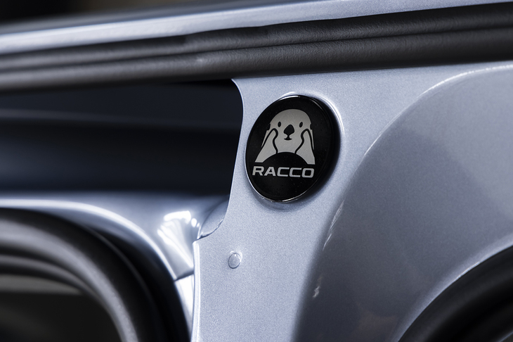 ドアを開けると「RACCO」のバッジが姿を現す。