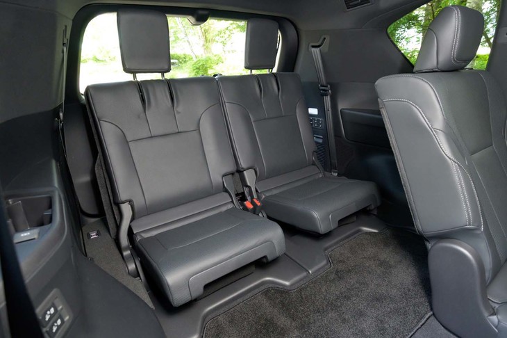 カップホルダーやUSBポートなどが完備される3列目シート。使わないときにはフロアと一体にして格納できる。