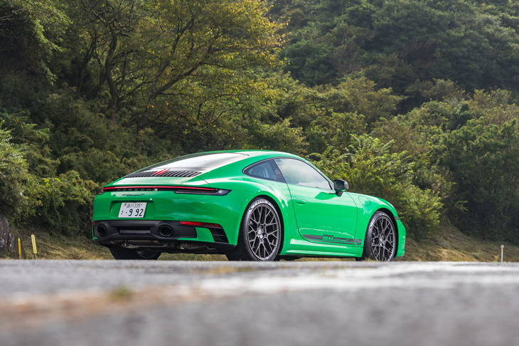 この試乗車の車両重量は1460kg（前：550kg／後ろ：910kg）。エントリーレベルのエンジンを搭載する「911」としては最軽量をうたう。