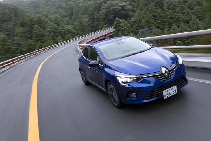 【ルノー・ルーテシアE-TECHハイブリッドのスペック】ボディーサイズ：全長×全幅×全高＝4075×1725×1470mm／ホイールベース：2585mm／車重：1310kg／駆動方式：FF／エンジン：1.6リッター直4 DOHC 16バルブ／モーター：交流同期電動機／トランスミッション：4段AT（エンジン用）＋2段AT（モーター用）／エンジン最高出力：91PS（67kW）/5600rpm／エンジン最大トルク：144N・m（14.7kgf・m）/3200pm／メインモーター最高出力：49PS（36kW）/1677-6000rpm／メインモーター最大トルク：205N・m（20.9kgf・m）/200-1677rpm／サブモーター最高出力：20PS（15kW）/2865-1万rpm／サブモーター最大トルク：50N・m（5.1kgf・m）/200-2865rpm／タイヤ：（前）205/45R17 88H XL／（後）205/45R17 88H XL（コンチネンタル・エココンタクト6）／燃費：25.2km/リッター（WLTCモード）／価格：325万円
	
	【取材時の燃費データ】テスト距離：255.2km（市街地1：高速道路7：山岳路2）／使用燃料：15.9リッター（ハイオクガソリン）／参考燃費：16.1m/リッター（満タン法）／16.3km/リッター（車載燃費計計測値）