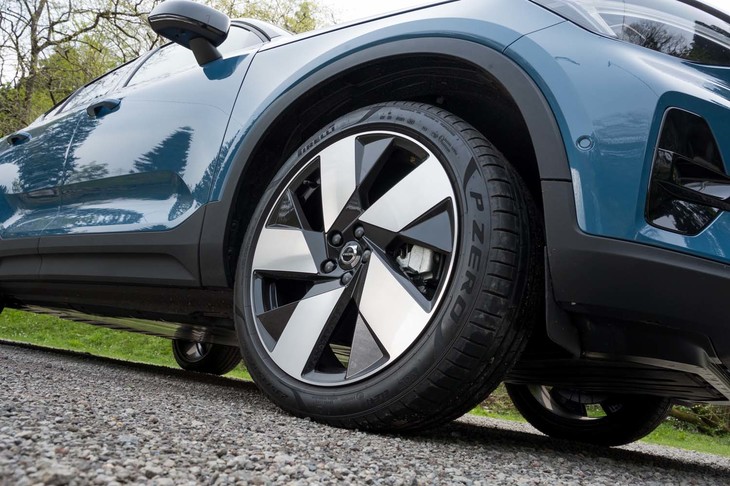 タイヤ＆ホイールは20インチ（シングルモーター車は19インチ）。試乗車はピレリの電動車専用ハイパフォーマンスタイヤ「PゼロELECT」を履いていた。