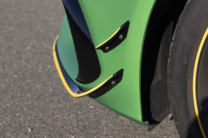 フロントバンパーの両サイドには鋭角に切れ上がったスポイラーを装備。ボルトが見えているところがレーシーだ。