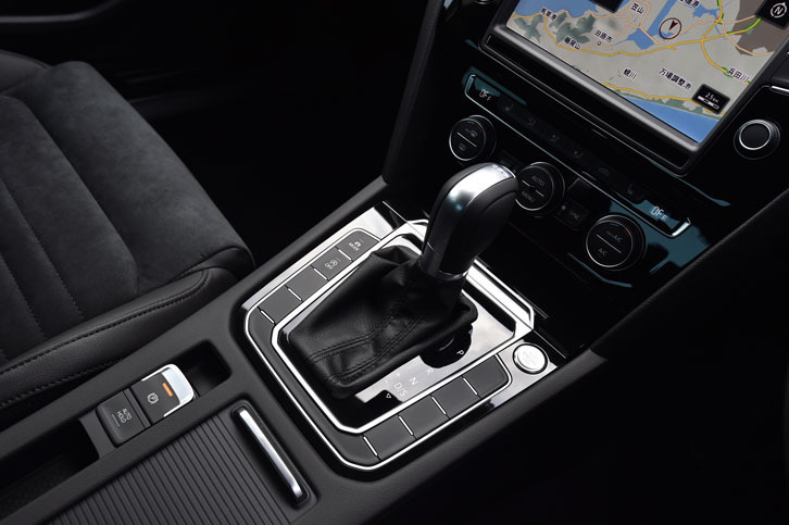 トランスミッションは7段のDSG。シフトレバー周辺には、走行モードの切り替えスイッチや、スタート／ストップシステムのオンオフスイッチが並ぶ。