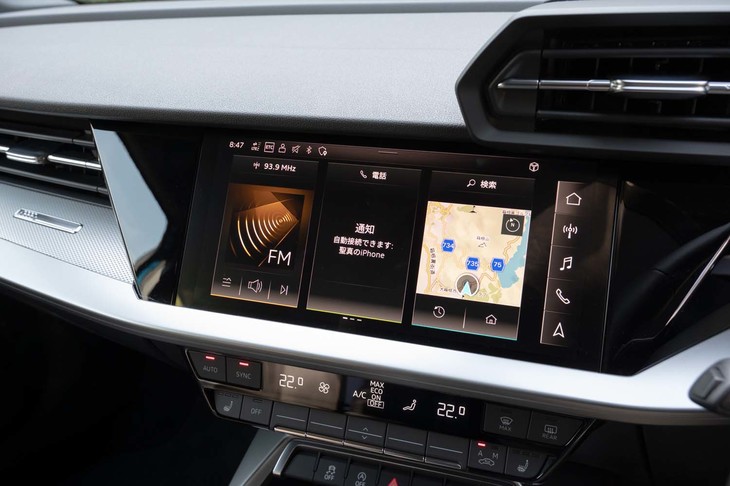 ダッシュ中央には10.1インチの大型タッチスクリーンを搭載。文字の手書き入力などにも対応している。