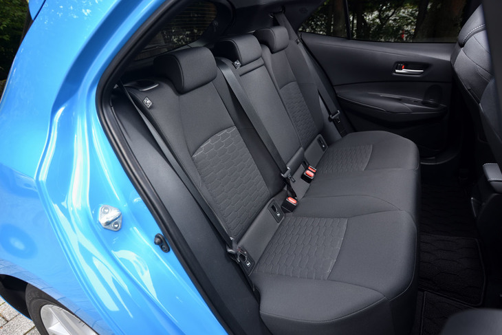 
	3人掛けの後席は6：4の分割可倒式。背もたれと座面の間には、ISO-FIX対応チャイルドシートのアンカーが設置されている。
	