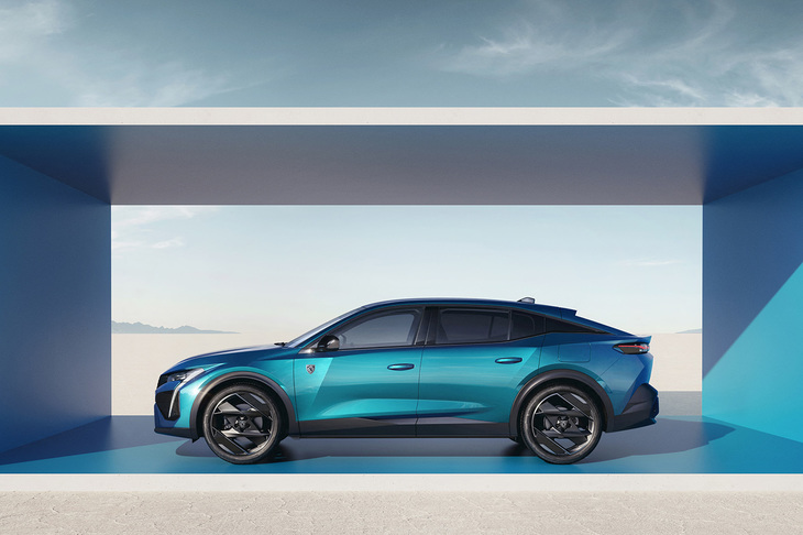 写真は、2022年6月に発表された、4ドアファストバックモデル「408」。新型「3008」も、こうしたクロスオーバータイプになることが予想される。