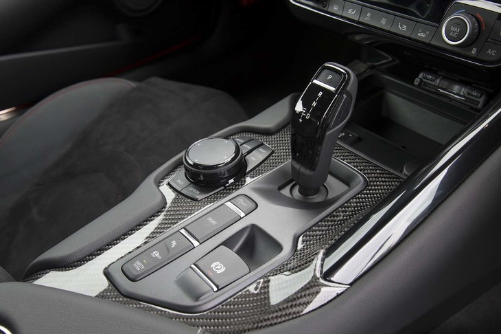カーボン製のオーナメントでドレスアップされたシフトレバー周辺部。インフォテインメントシステムの操作デバイスは、BMWのものがそのまま使われる。