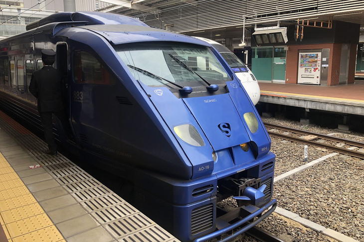 「ランボルギーニ・カウンタック」のデザイナーとして知られるマルチェロ・ガンディーニが手がけた、ルノーのトラック「マグナム」を思わせる「883系ソニック」。JR九州初の振り子式車両である。