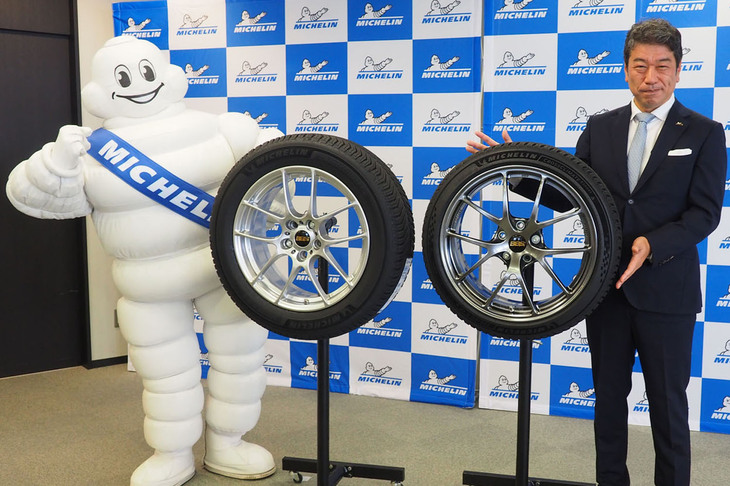 オールシーズンタイヤ「クロスクライメート3」と「クロスクライメート3スポーツ」を紹介するミシュランマン（写真左）と日本ミシュランタイヤ代表取締役社長の須藤 元氏（同右）。