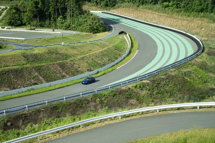 「ポルシェ・エクスペリエンスセンター東京」のハンドリングコースを走る「ゴルフRアドバンス」。