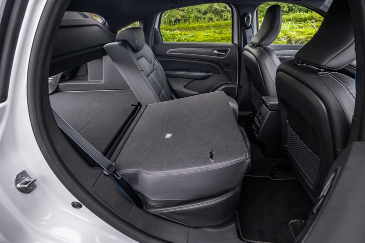 表皮全面にTEPレザーが採用されたリアシート。背もたれには60：40の分割可倒機能が備わる。