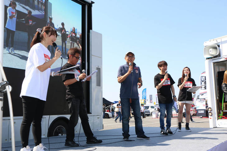 総合MCの鈴木 学さんと、モーターファンフェスタアンバサダーであるピストン西沢さんのにぎやかな掛け合いによりイベントがスタート。当日は場内放送に加え、ステージに設置されたモニターで各エリアからの中継が行われるなど、さまざまな演出がなされていた。