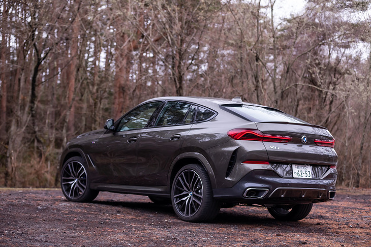 「xDrive35d Mスポーツ」ではBピラーやCピラー、ウィンドウガイド、ドアミラーベースがハイグロスブラック仕上げとなる「BMWインディビジュアル・ハイグロスシャドーラインエクステリア」が標準装備となる。