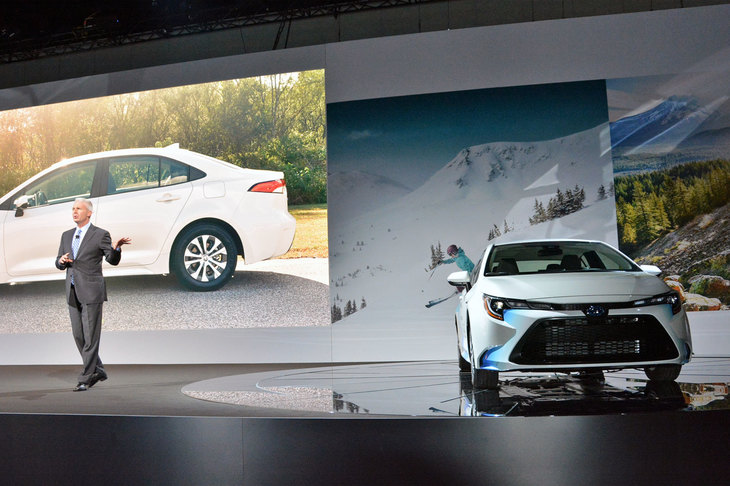 集まった記者相手にロックミュージシャンばりのコール＆レスポンスを要求するという、超ハイテンションなプレゼンテーションを行ったトヨタ。お披露目されたのは「カローラ セダン」のハイブリッド車だった。