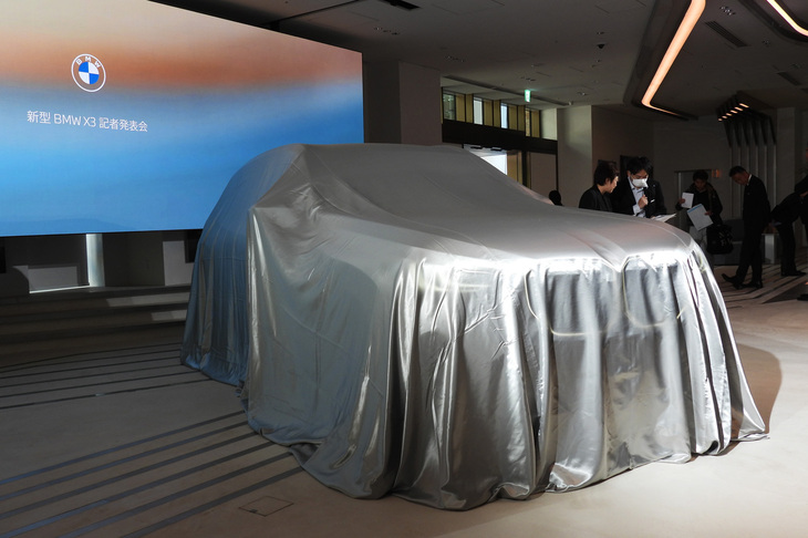 アンベールを待つ新型「BMW X3」。