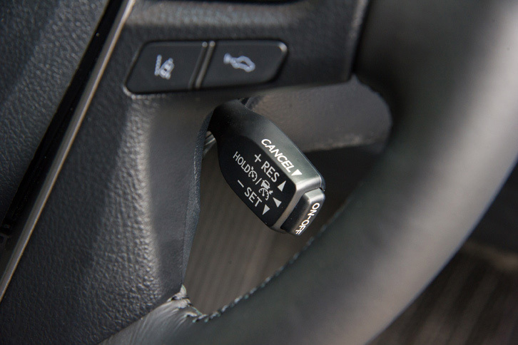 「レーントレーシングアシスト」も今回追加された新装備であり、前走車追従クルーズコントロールを作動させると、車線維持を支援する操舵アシストが機能するようになった。