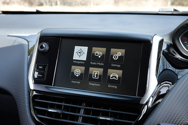 センターコンソールに備わるタッチパネル式のインフォテインメントシステム。ステアリングホイールのスイッチでも操作可能で、カーナビゲーションの機能も用意されている。