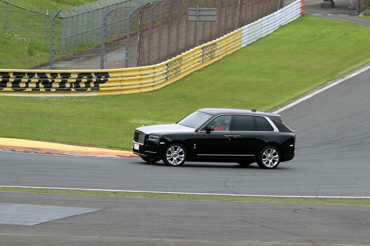 ユニークなサーキット走行プログラムが「アクティブSUV」だ。「ランボルギーニ・ウルス」「ベントレー・ベンテイガ」「ポルシェ・マカン」などといったSUV限定の走行枠で、なんとロールス・ロイスの「カリナン」でサーキットを駆ける猛者もいた。