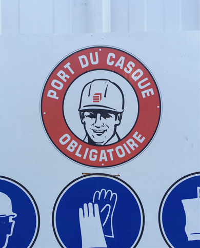 会場のポルト・ド・ヴェルサイユ見本市会場は、高層ビル1棟の建設も含め、大改修中。これは現場で見られたナイスな「ヘルメット着用義務」のサイン。