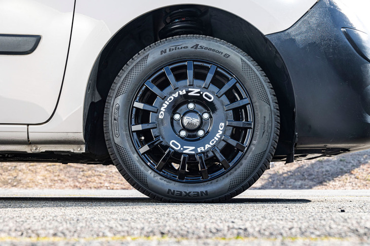 ネクセンタイヤは、1942年に設立された興亜（フンア）ゴム工業をルーツとするグローバルタイヤブランド。韓国初となる自動車用タイヤの生産を1956年に開始し、ミシュランタイヤの現地生産を経て2000年に現在の社名となった。今回は205/55R16サイズの「エヌブルー4シーズン2」を愛車「ルノー・カングー クルール」に装着した福田祐一郎さんのロングドライブに同行。オーナーならではのリアルな評価を聞きながら、冬の越後路を目指した。