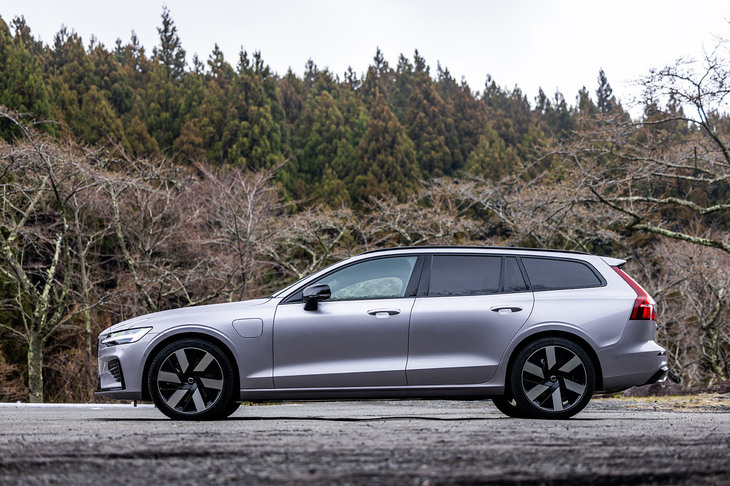 「V60ウルトラT6 AWDプラグインハイブリッド」のボディーサイズは全長×全幅×全高＝4780×1850×1430mm、ホイールベースは2870mm。一般的なタワーパーキング（機械式立体駐車場）に駐車できて、取り回しがいいことは大きなメリットだ。