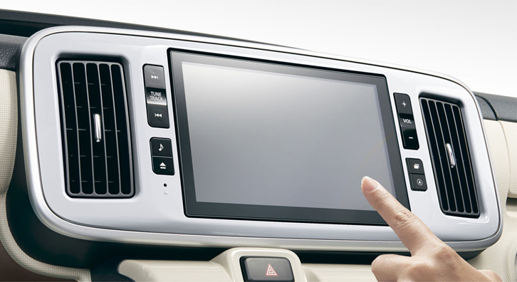 8インチパノラマモニターはタッチ式。純正ナビにも対応する。