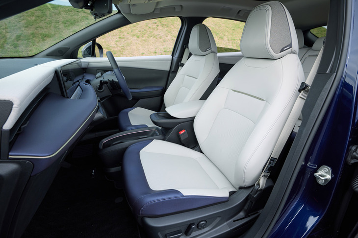 シート表皮は「B7 X」がファブリック、「B7 G」（写真）が合成皮革の「テーラーフィット」。後者では運転席・助手席に電動調整機構が備わる。