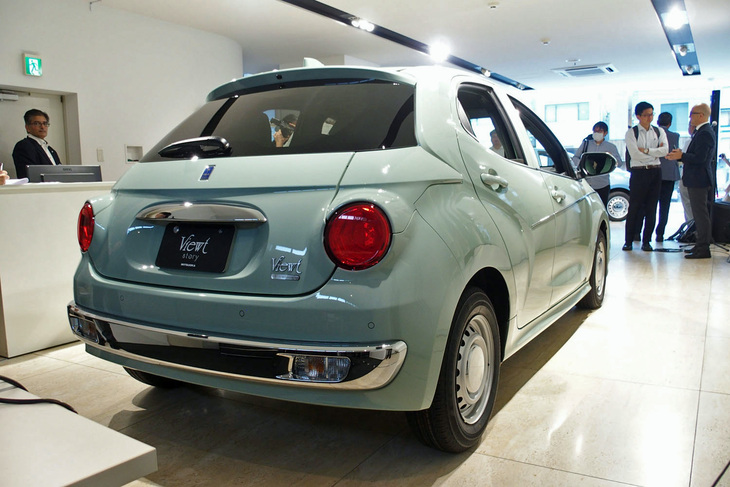 「ビュート ストーリー」のリアビュー。ヘッドランプと対になる丸型のリアコンビランプが目を引く。