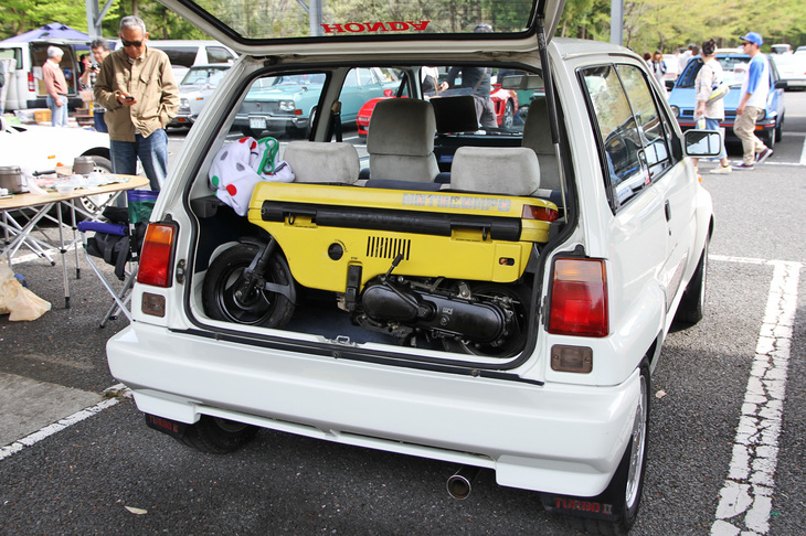 前出の「ホンダ・シティ ターボII」には、シティのラゲッジルームに収まるように設計され、同時にデビューした原付き二輪「モトコンポ」が積まれていた。