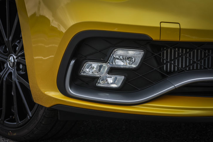 ヘッドランプの下に備わる「R.S.ビジョン」は、チェッカードフラッグをモチーフにデザインされている。