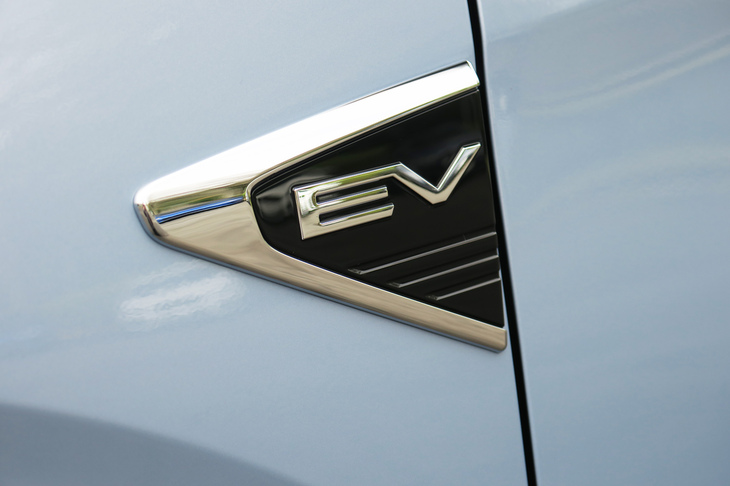 三菱eKクロスEV P（「EV」バッジ）