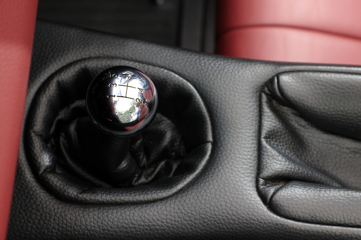 ゴキゴキとした操作感のシフトノブ。ストロークは非常にショートで、本当に手首の動きだけで操れる。