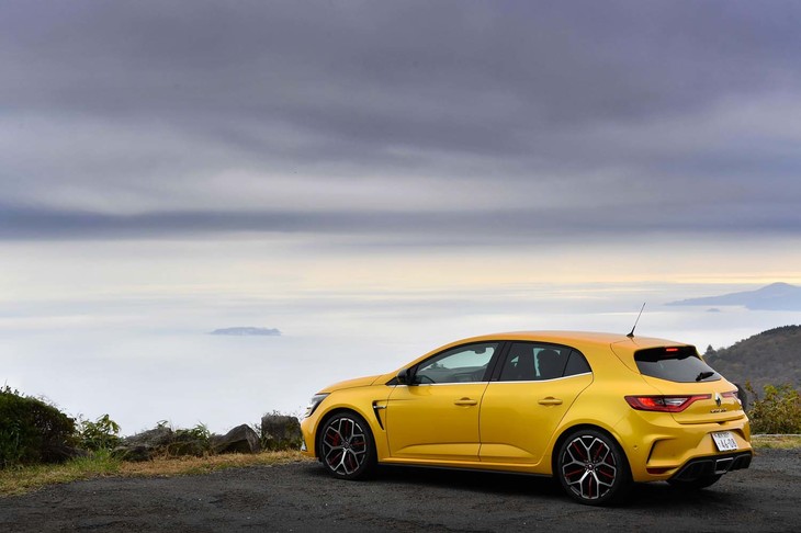 限定車ではなく、カタログモデルとして販売される「メガーヌR.S.トロフィー」。ボディーカラーは試乗車の「ジョン シリウスM」（イエロー）のほか、「ブラン ナクレM」（ホワイト）と「グリ チタニアムM」（グレー）が選べる。