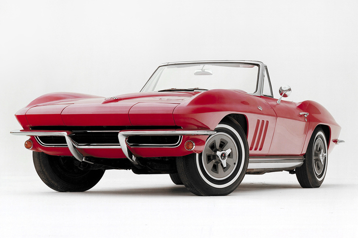 こちらは、今回のデザインモチーフとおぼしき2代目「シボレー・コルベット」。エッジの効いたフェンダーやL字型のバンパーなど、特徴的なディテールが「ミツオカ・ロックスター」のエクステリアに反映されている。