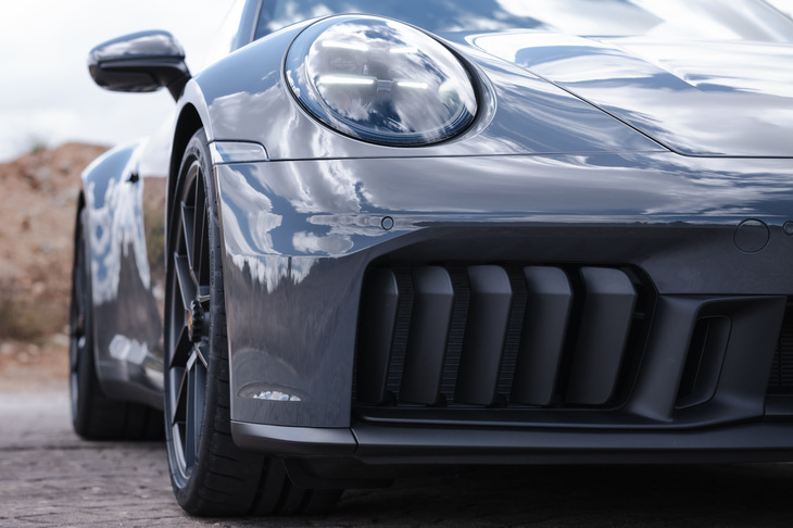 左右のエアダクトに配されたアクティブ冷却エアフラップ。状況に応じて空気の流れを自動制御し、ラジエーターへの流量を最適に保つほか、他のフラップやアンダーボディーのアダプティブフロントディフューザーとともに、エアロダイナミクスの向上にも寄与する。