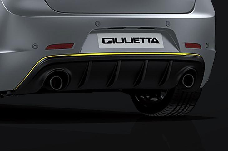 リアディフューザーとバンパーの間にイエローのラインが入れられた。