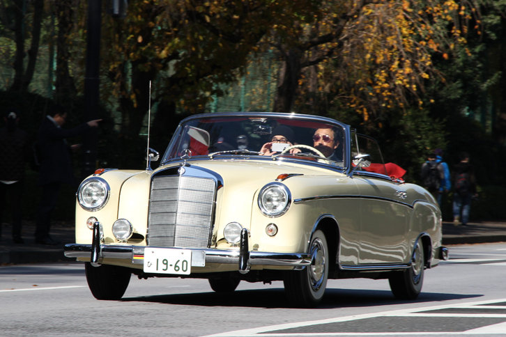 1960年「メルセデス・ベンツ220SEカブリオレ」。通称ハネベンことテールフィンの生えた縦目のメルセデスの前世代となる、日本では俗にダルマと呼ばれるモデルのカブリオレ。今日の「Sクラス カブリオレ」の先祖である。完ぺきと言っていいレストアが施され、まるで新車のような仕上がりだった。