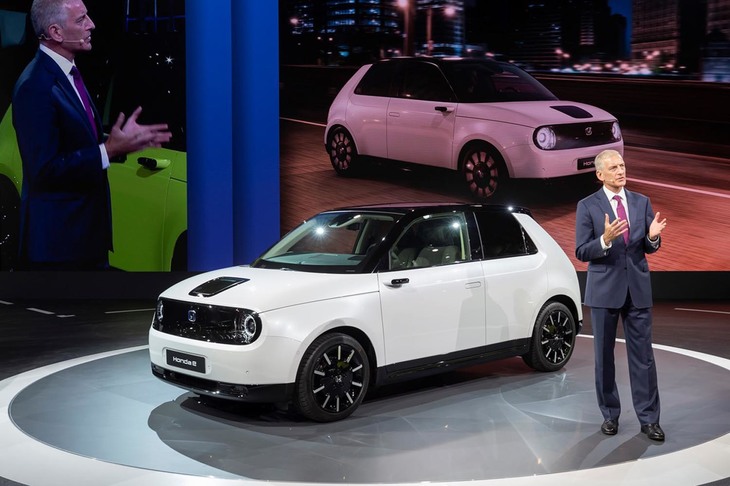 フランクフルトモーターショー2019の会場でアンベールされた、量産型の「ホンダe」。