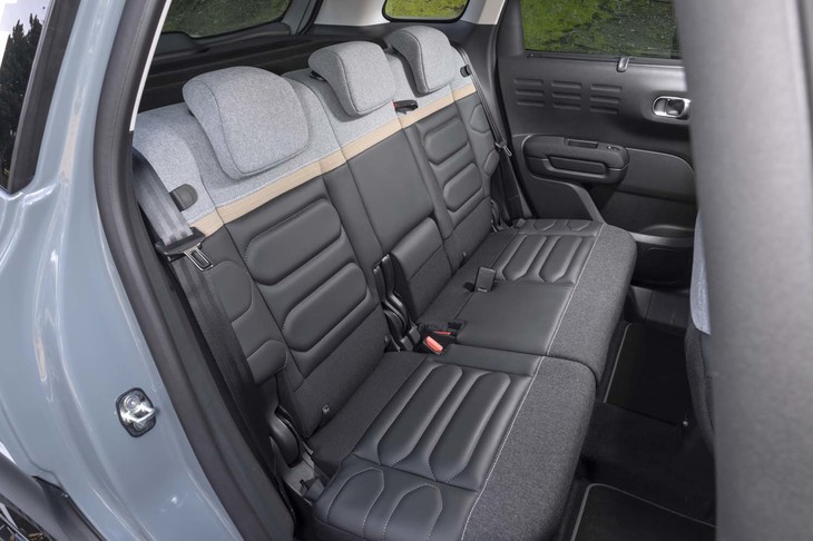 後席は60：40の分割式。前後スライドとリクライニングが個別にできる。